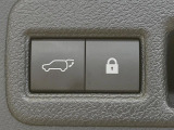 【パワーバックドア】スマートキーや運転席のボタンを押すだけでリアゲートが自動で開閉します!荷物を持っている時や、高い位置にあるバックドアを閉める際に便利な機能です♪