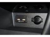 小物の収納に便利なセンタートレイには携帯等のデバイスの充電可能なUSB出力電源付です。