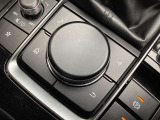 「MAZDAコネクト」コマンダー部 手元を見ることなく操作出来るように左手を自然に降ろした位置に設置。シンプルで使いやすく、機能を覚えやすいボタン配置になっています。