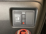 左側電動スライドドアは運転席からでも操作ができるように、ハンドル付近に開閉の操作スイッチが付いています。