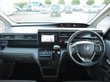 大きなフロントガラスで広々とした視界の運転席まわりです。