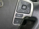 ステアリングスイッチ付き。前方から目を離すことなく操作することが可能です。
