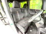 運転席まわりには十分なスペースがあり、大柄な方でもゆったり運転していただける環境です。