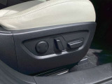 運転席側は、電動シートが付いていますので微調整もしていただけます!