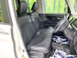 運転席まわりには十分なスペースがあり、大柄な方でもゆったり運転していただける環境です。