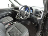 シンプルで使いやすいデザインの運転席です。