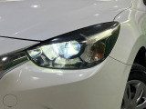 【LEDヘッドライト】悪天候や夜間走行時も良好な視界を確保し安心して運転できる高輝度LEDヘッドライトを装備!点灯速度が早く、消費電力も抑えられています。