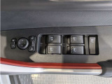 パワーウィンドウのスイッチですよ。 運転席に居ながら窓を開け閉めのコントロールできますよ。 ロック機能で、子供がイタズラして窓を開けるという事も無くなりますよ。