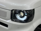 【LEDヘッドライト】悪天候や夜間走行時も良好な視界を確保し安心して運転できる高輝度LEDヘッドライトを装備!点灯速度が早く、消費電力も抑えられています。