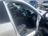 運転席側方から。パワーシート、黒色革シートですっきりスポーティに!