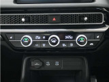 フルオートエアコン搭載で室内の温度は快適です。また体を直接温めてくれるシートヒーターが装備されていますのでエアコンを強くしなくても快適です。