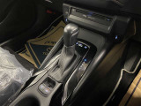 操作しやすいATシフトです♪シフトチェンジを気にしなくていいので運転だけに集中できますね!自然と手に届くところにある、手になじむ形状のシフトノブがいいですね♪