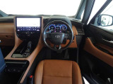 ウッド調と革巻きステアリングで快適な操作性の運転席です。