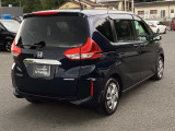 高効率なエンジンをモーターがアシストして走行中の燃費消費を抑えるハイブリッド。停車中もアイドリングストップにより燃費消費と排出ガスをなくします。