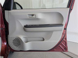 運転席ドア内張はご覧の通り。ドアポケットの収納もバッチリです