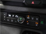 【オートエアコン】温度を設定すれば自動で快適な車内温度を保ちます。エアコン内部の高性能脱臭フィルターで車内のアレルゲンや花粉を除去。