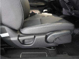 【ハイトアジャスター】レバーの上下操作だけで、座面を運転しやすい高さへ簡単に調節できます。
