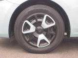 専用ホイールキャップ付きタイヤ。タイヤサイズは185/65R15です。