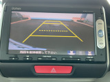 【リアカメラ】リバースに入れるだけで後方の映像が映ります。安全確認や、狭い駐車場での車庫入れ、雨の日や夜間など視界の悪い時に便利です。安全にバックする為には欠かせない装備です。