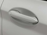 コンフォートアクセス付きでキーを携帯していれば施錠、開錠が可能です。