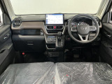 【インパネ】運転のしやすさを最優先に設計された見晴らしの良いフロントビュー。車両間隔が掴みやすく狭い道でも安心♪「安全」と「品質」を最優先に、安心してお乗りいただけるクルマを提供いたします。