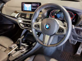 【ハンドル】ドライバーとBMW車の一体感がダイレクトに伝わるステアリングホイール。形状・太さへの拘りに加えて、操作性を高める為にスイッチ類も配置。クイックかつ安定のドライビングを体感下さい!