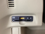 ハンドルの左下にETCがついています。高速道路の料金所の通過も楽々です。カードの取り出しもしやすい場所についています。