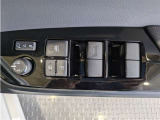パワーウィンドウのスイッチですよ。 運転席に居ながら窓を開け閉めのコントロールできますよ。 ロック機能で、子供がイタズラして窓を開けるという事も無くなりますよ。