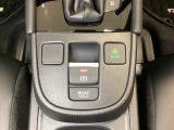 セレクトレバーの下に電子制御パーキングブレーキがあります。スイッチひとつで、停車した地点の傾斜などをシステムが検知・判断してブレーキ力を自動的に最適制御し、しっかり停車できるパーキングシステムです。