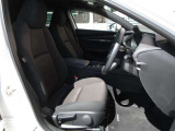 正しい姿勢で運転できるように体幹の腰部をしっかりささえるようデザインされているシートです。素材、シート形状を研究することでフィット感を高めつつ、優れた快適性を実現しています。
