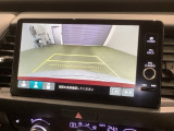 リバースギアに入れるだけで後方の表示へ切り替わります。夜間や雨の日の駐車も楽になりますよ。