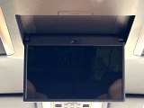 【14型有機ELフリップダウン】三列目からでも迫力のエンタメが観れる大画面フリップダウン。有機ELのモニターでは、一般的なフリップダウンよりも高コントラストでキレイな映像を楽しめます。