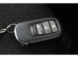 ■スマートキー■ 鍵を身に着けていれば、ドアの施錠・開錠が可能です!バッグから鍵を探し出す必要もないので、たくさん荷物を持っていたり雨の日傘をさしている時にも便利ですね!