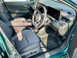運転席も広々とゆったりしております。アームレストも装備しており快適にドライブしていただけます。