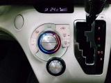 オートエアコン♪オートスイッチONで温度調節はクルマにおまかせ♪設定温度をキープし、常に快適な室温で過ごせます♪
