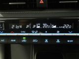 左右独立温度コントロールフルオートエアコンです。運転席、助手席それぞれで独立して温度設定ができます。冷え性の方が乗っても安心ですね♪