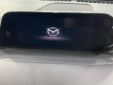 【マツダコネクト】車内の雰囲気にマッチした一体型タイプのディスプレイ。各種車輌設定やBluetooth再生等、様々な機能が楽しめます。専用SDカードのご購入で、ナビ機能も使用出来ます。