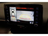 【全方位カメラ】 車の前後左右に取り付けられたカメラで、視線やバックモニターでは死角となる前方や真横も確認できます。狭い駐車スペースもスムーズに駐車できます。