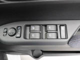 ステアリングスイッチ付きですので対応ナビをご用命頂けましたらテレビやCD等の音量変更がハンドルを持ったままできます♪対応の純正ナビのご提案も当店にお任せ下さい♪