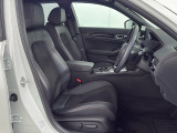 運転席は電動シート付です。細かな動きでドライバーに合わせたポジションを設定できます。