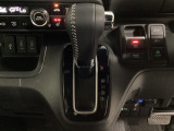 CVT車のセレクトレバーです。低速から高速まで、変速ショックのないスムーズな走りを実現するとともに、エンジン効率のよい領域を維持することで燃費にも貢献します。