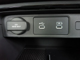 12V電源ソケットを設置しております。周辺機器の充電にご利用頂けます。便利な充電用USBジャックも付いています。