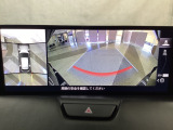 狭い場所での駐車やすれ違いなどでより的確な運転操作に役立つ360&deg;ビューモニターが装備されています。