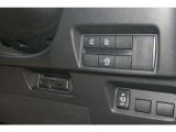 ★運転からでも両側パワースライドドアの開閉することができます。荷物を持っていても、足のアクションでドアが開く、ハンズフリードア機能も搭載。