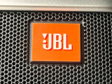 【JBLサウンドシステム】メーカーオプションの高品位サウンドシステムを搭載。専用のチューニングが施された大小様々なスピーカーから良質なサウンドが奏でられ、臨場感あふれる音響空間を演出します。