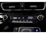 室内を快適温度にするオートエアコン!スイッチもシンプルで操作しやすく、オールシーズン快適なドライブに出かけられますね♪