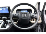 前方は視認性が良く、運転中も情報がひと目で確認できて安心。見やすさにこだわったデザインで、毎日のドライブがもっと快適に