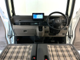 【前方視界】開放的な前方視界!運転がしやすく疲れにくいです♪窓が大きく、見通しがとっても良いおクルマですよ♪