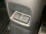 アームレストの後ろ側には、リア席用の充電可能なUSB端子が2個ついています。移動中に充電もできるので便利です。