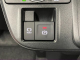 【電動パーキングブレーキ+オートブレーキホールド機能】 指先だけで簡単に操作が可能なパーキングブレーキ、スイッチを押すとブレーキペダルから足を離してもブレーキを保持できるオートブレーキホールド搭載。